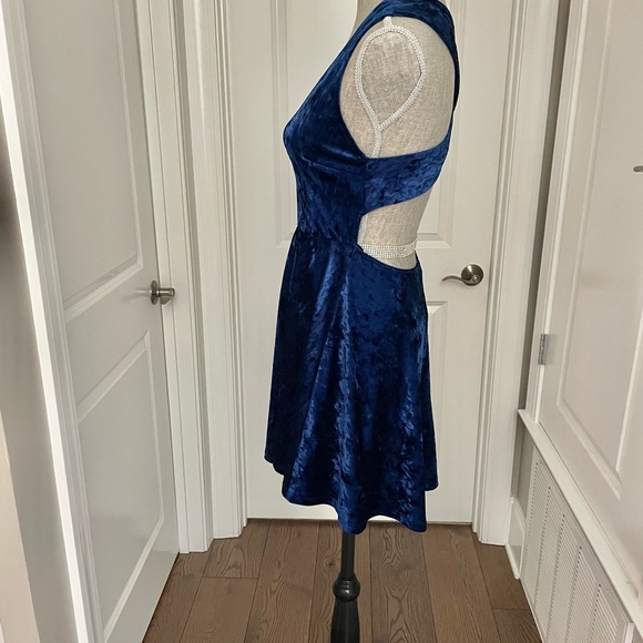 Lulus Blue Velvet Open Cross Back Mini Skater Fit & Flare Cocktail Dress Size M - Picture 4 of 9